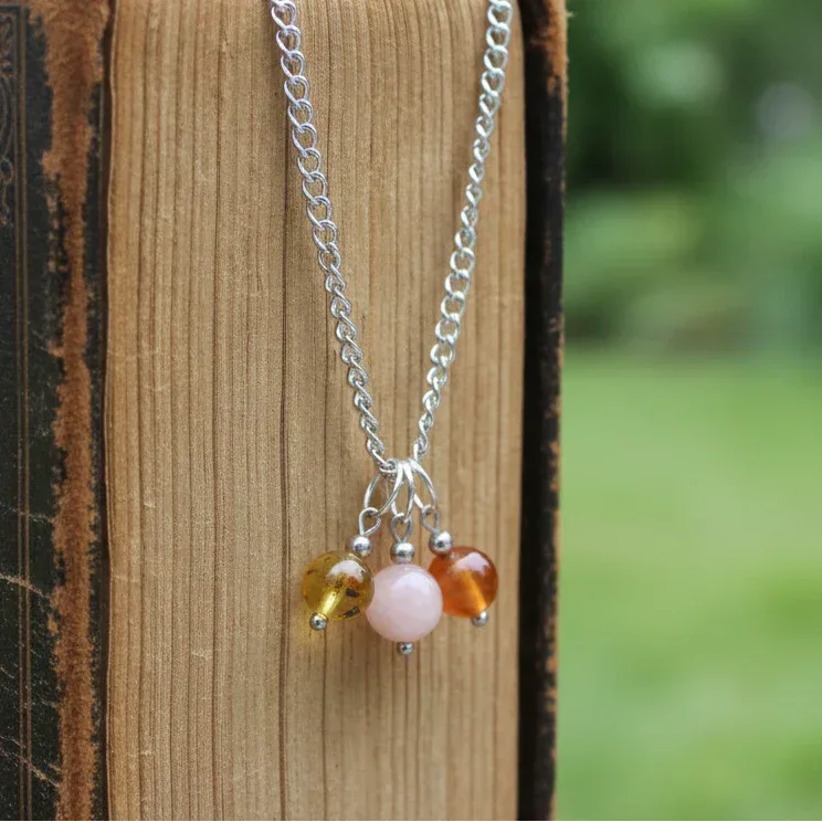 Collier 3 perles : Ambre, Pierre de Lune pêche et Cornaline