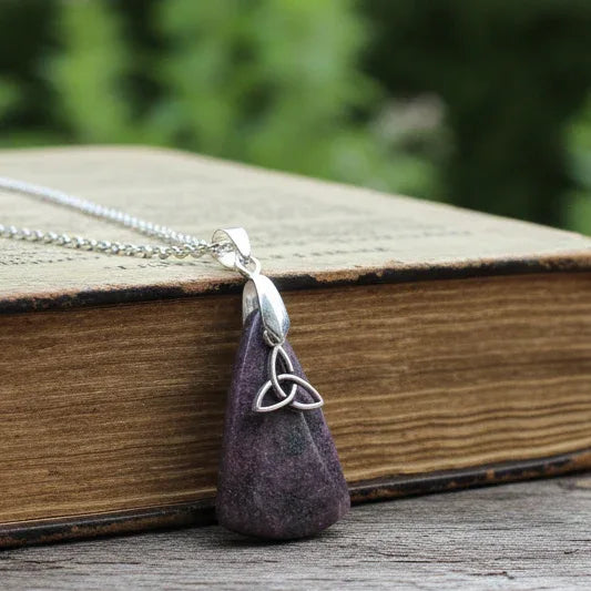 Pendentif en Grenatite et son Triquetra (PE1627-6)