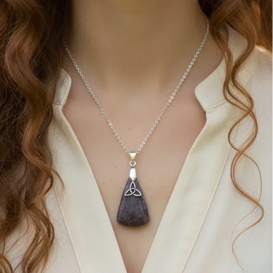 Pendentif en Grenatite et son Triquetra (PE1627-6)