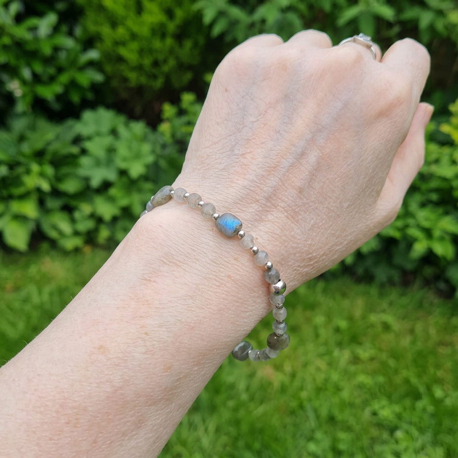 Bracelet en perles de Labradorite carrées