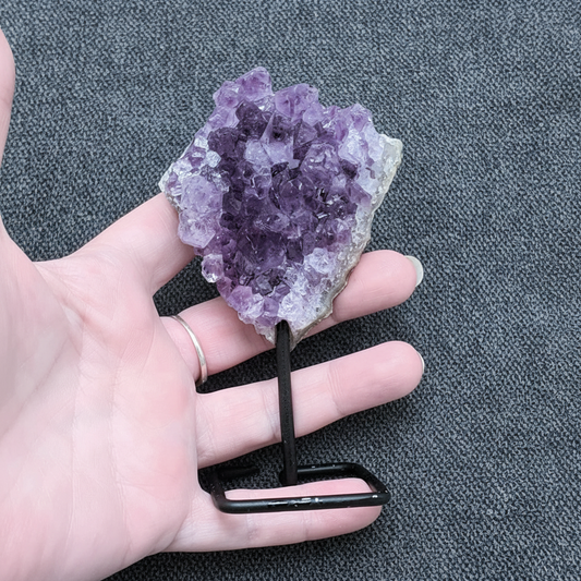 Améthyste brute sur pied 123g (MB504-4)