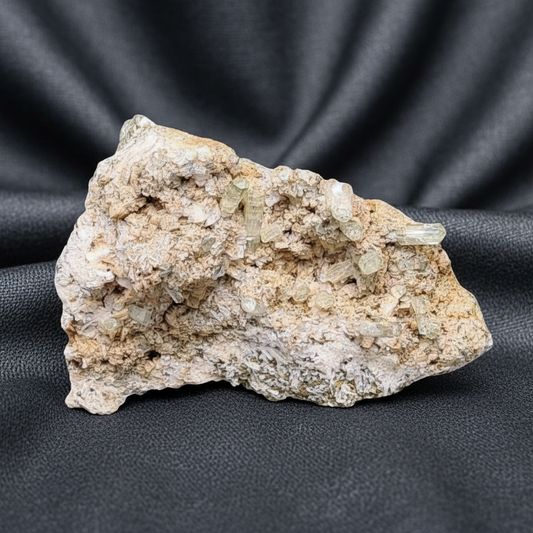 Cristaux d'Apatite jaune sur Calcite 140g (MB187)