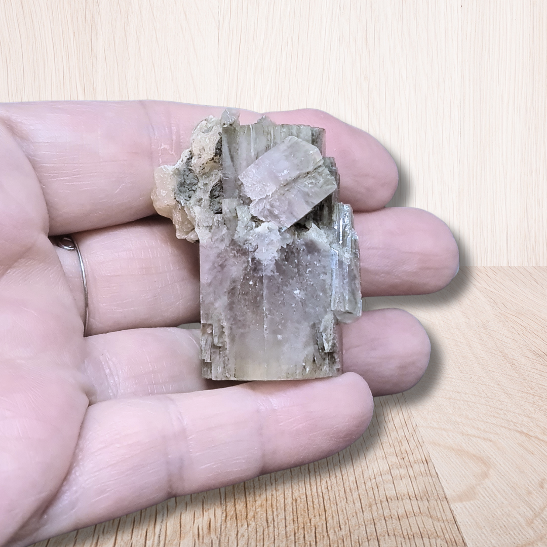 Aragonite violette maclée brute (MB546)