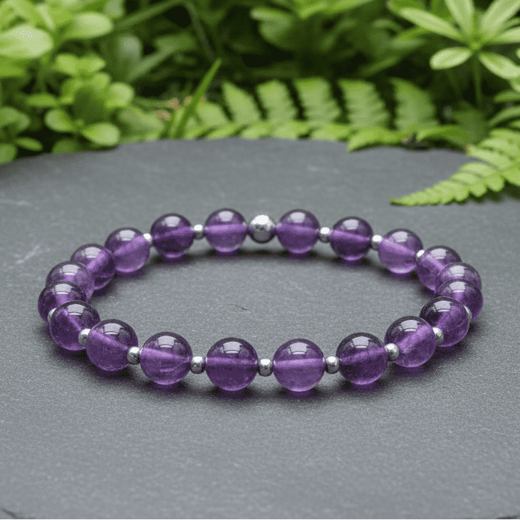 Bracelet perles d’améthyste 8 mm violet, sphères et intercalaires argentés