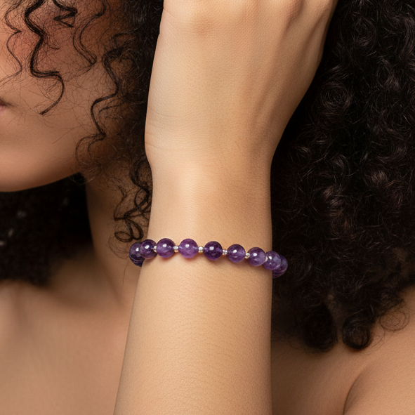 Bracelet perles d’améthyste 8 mm violet au poignet, sphères et intercalaires argentés
