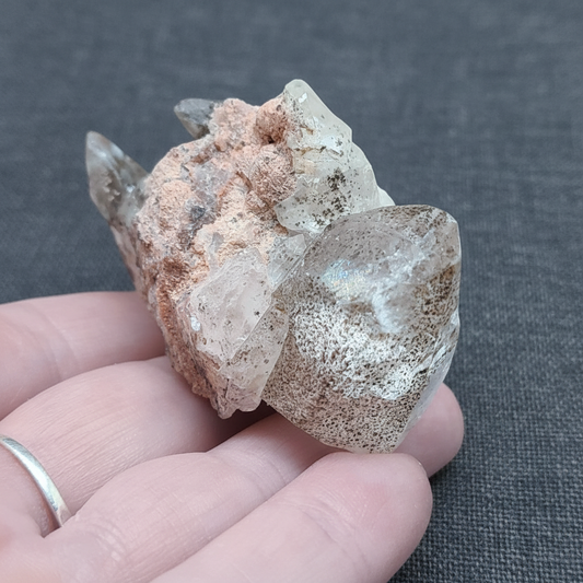 Cristaux bruts de Calcite transparente à inclusions de Pyrite et Dolomie 65g (MB440)