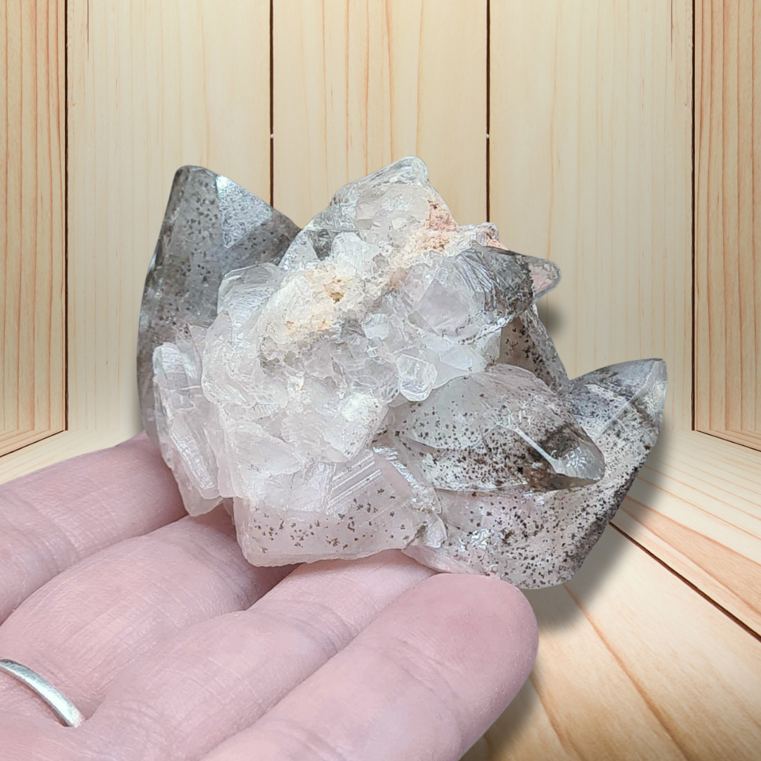 Cristaux bruts de Calcite transparente à inclusions de Pyrite et Dolomie 65g (MB440) - ENAE Minéraux