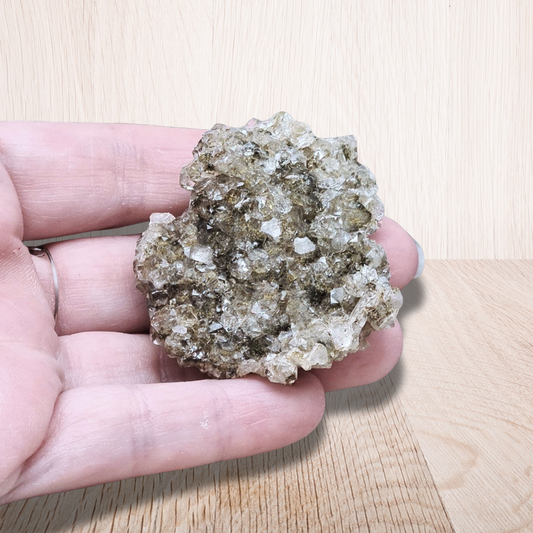 Datolite et petits cristaux de Calcite brute 33g (MB448) - ENAE Minéraux