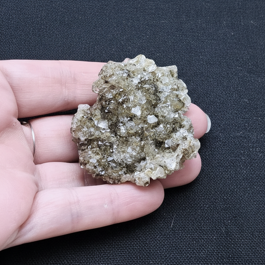 Datolite et petits cristaux de Calcite brute 33g (MB448)