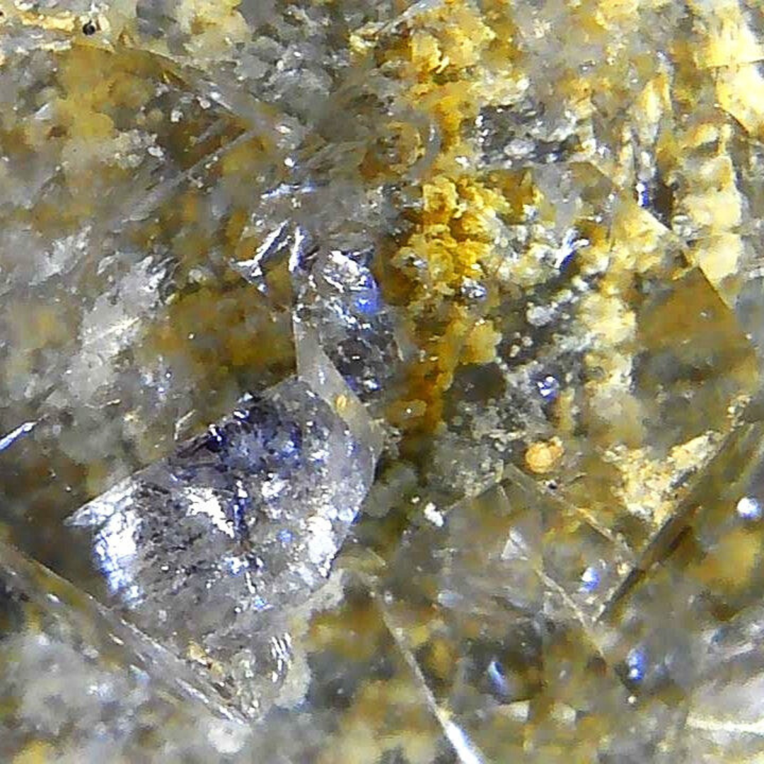 Datolite et petits cristaux de Calcite brute 33g (MB448)