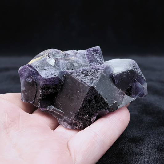 Fluorite violette foncée brute 157g (MB403)