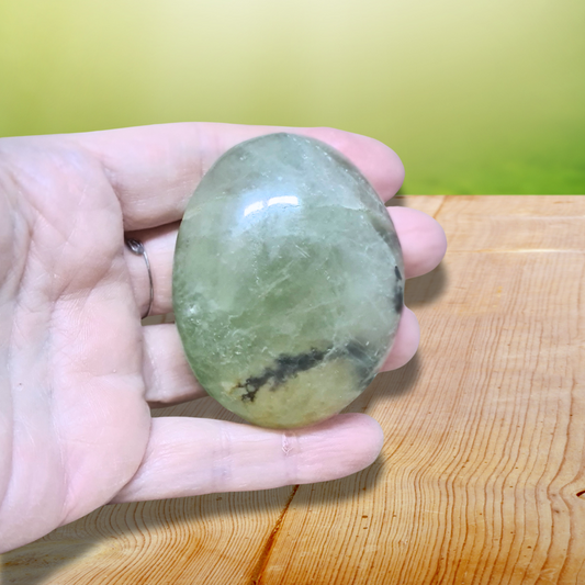 Galet poli en Fluorite verte 135g (PRGFL711) - ENAE Minéraux