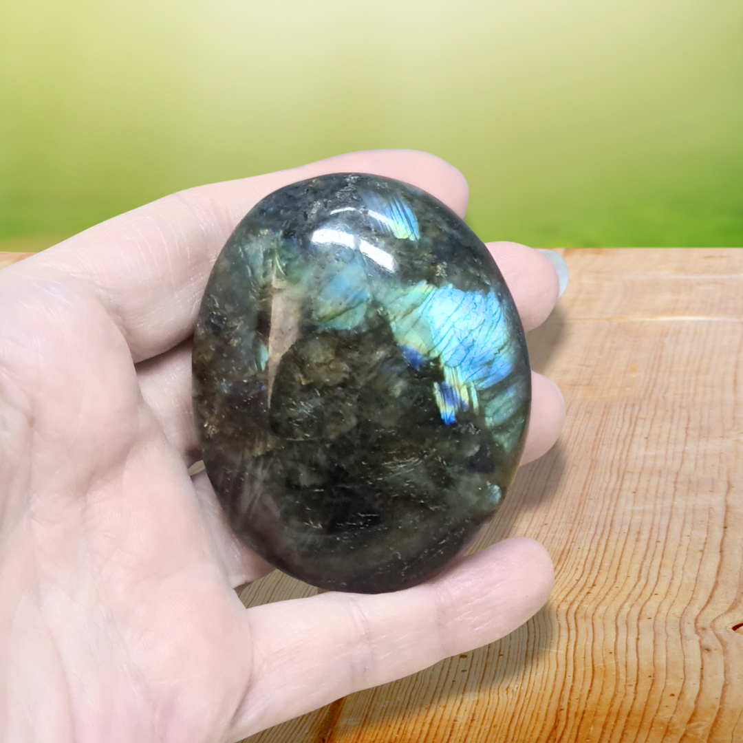 Galet poli en Labradorite 130g (PRGFL342-8)