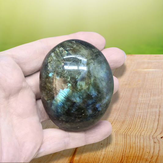 Galet poli en Labradorite 130g (PRGFL342-8)