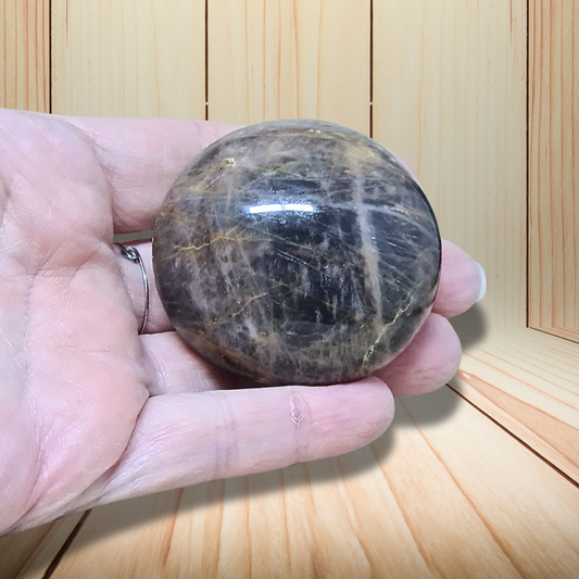 Galet poli en Pierre de Lune noire 102g (PRGFL608-8) - ENAE Minéraux