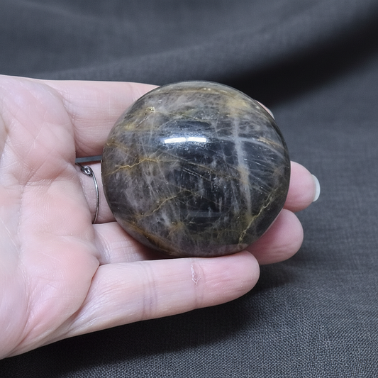 Galet poli en Pierre de Lune noire 102g (PRGFL608-8)