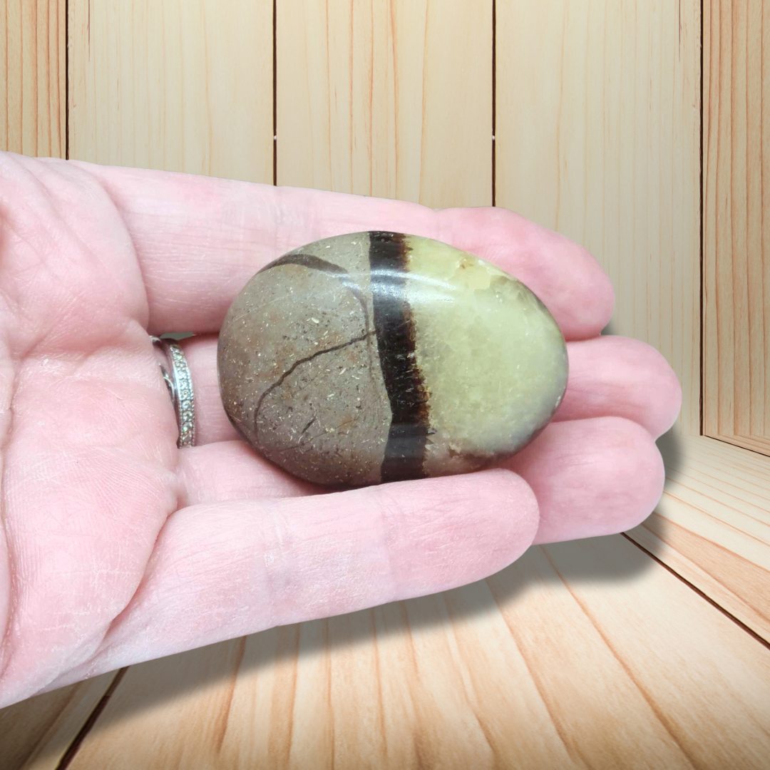 Galet poli en Septaria et Calcite jaune 40g (PRGFL325-8)