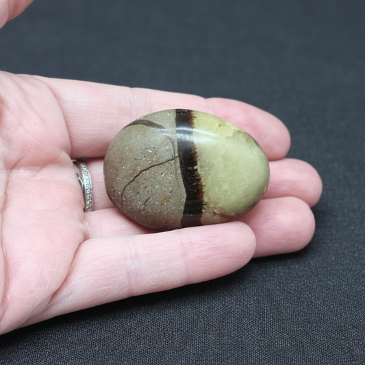 Galet poli en Septaria et Calcite jaune 40g (PRGFL325-8)