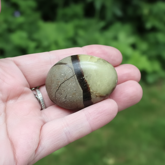 Galet poli en Septaria et Calcite jaune 40g (PRGFL325-8)