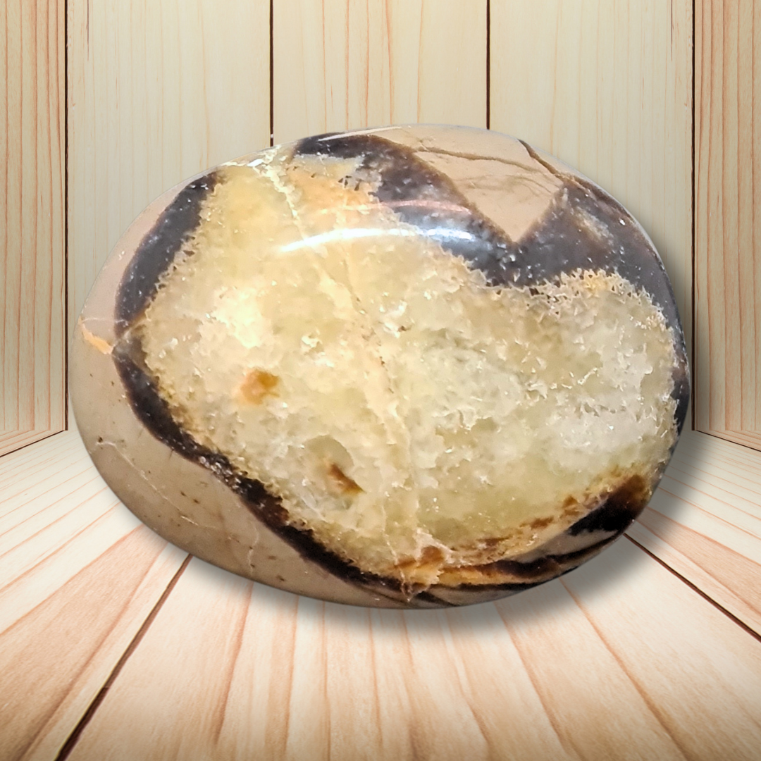 Galet en Septaria et Calcite jaune 155g (PRGFL717) - ENAE Minéraux