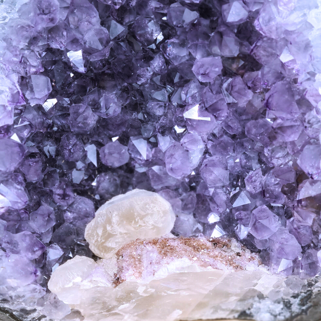 Géode d'Améthyste et Calcite brute 1761g (MB330-16)