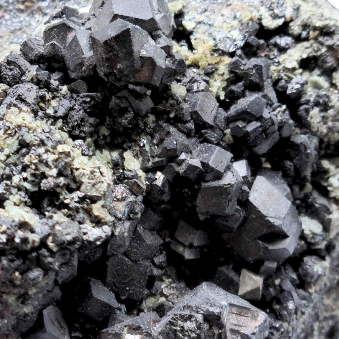 Cristaux de Grenats Mélanite bruts 310g (MB214-2) - ENAE Minéraux