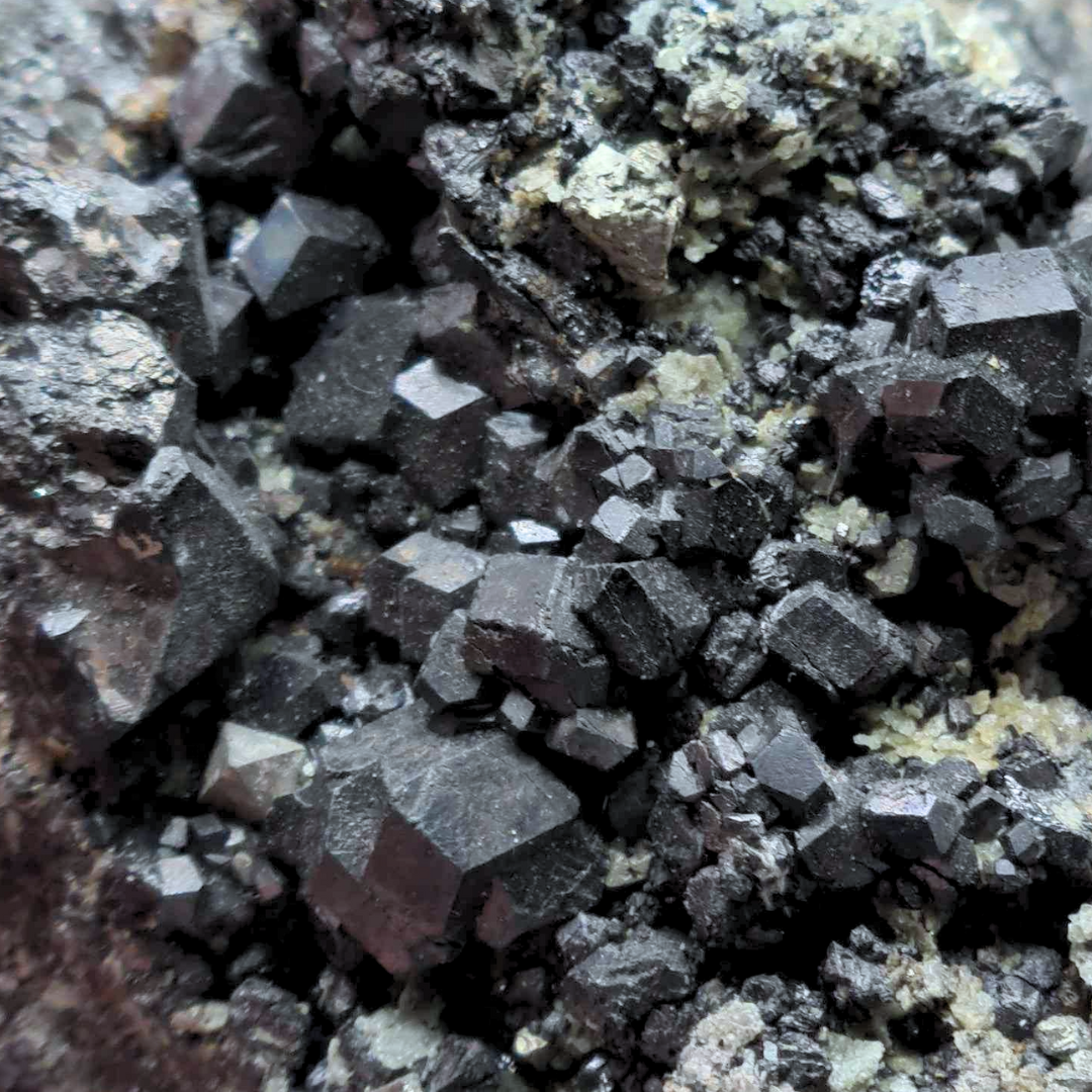 Cristaux de Grenats Mélanite bruts 310g (MB214-2) - ENAE Minéraux