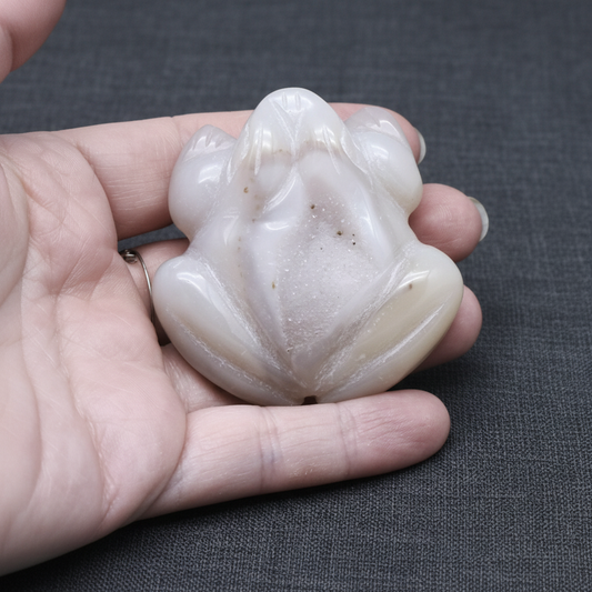 Grenouille en Calcédoine grise avec dos cristallisé 67g (PRGFL539-2)