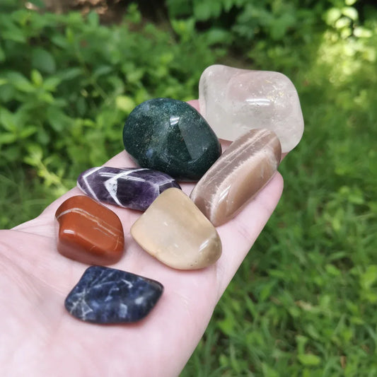 Kit 7 chakras pierres roulées dans une boite en bois