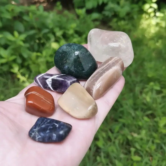 Kit 7 chakras pierres roulées dans une boite en bois