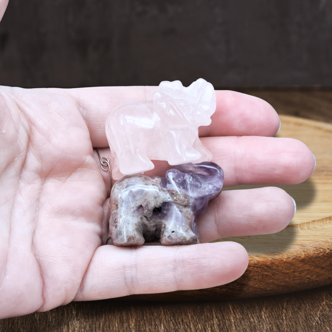 Lot de 4 éléphants en Quartz rose, Jaspe Rouge, Améthyste et Howlite (PRGFL346-70) - ENAE Minéraux