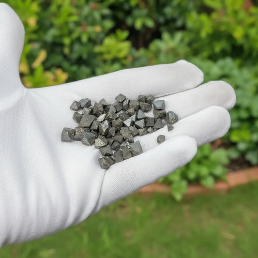 Lot de 10 petits cristaux bruts de Magnétite (MB553)