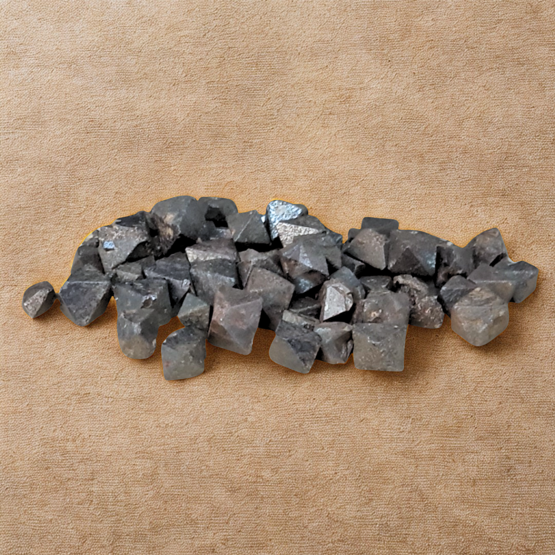 Lot de 10 petits cristaux bruts de Magnétite (MB553)