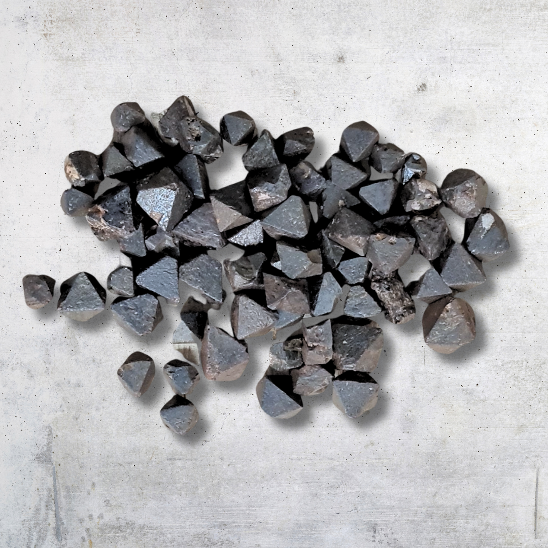 Lot de 10 petits cristaux bruts de Magnétite (MB553) - ENAE Minéraux