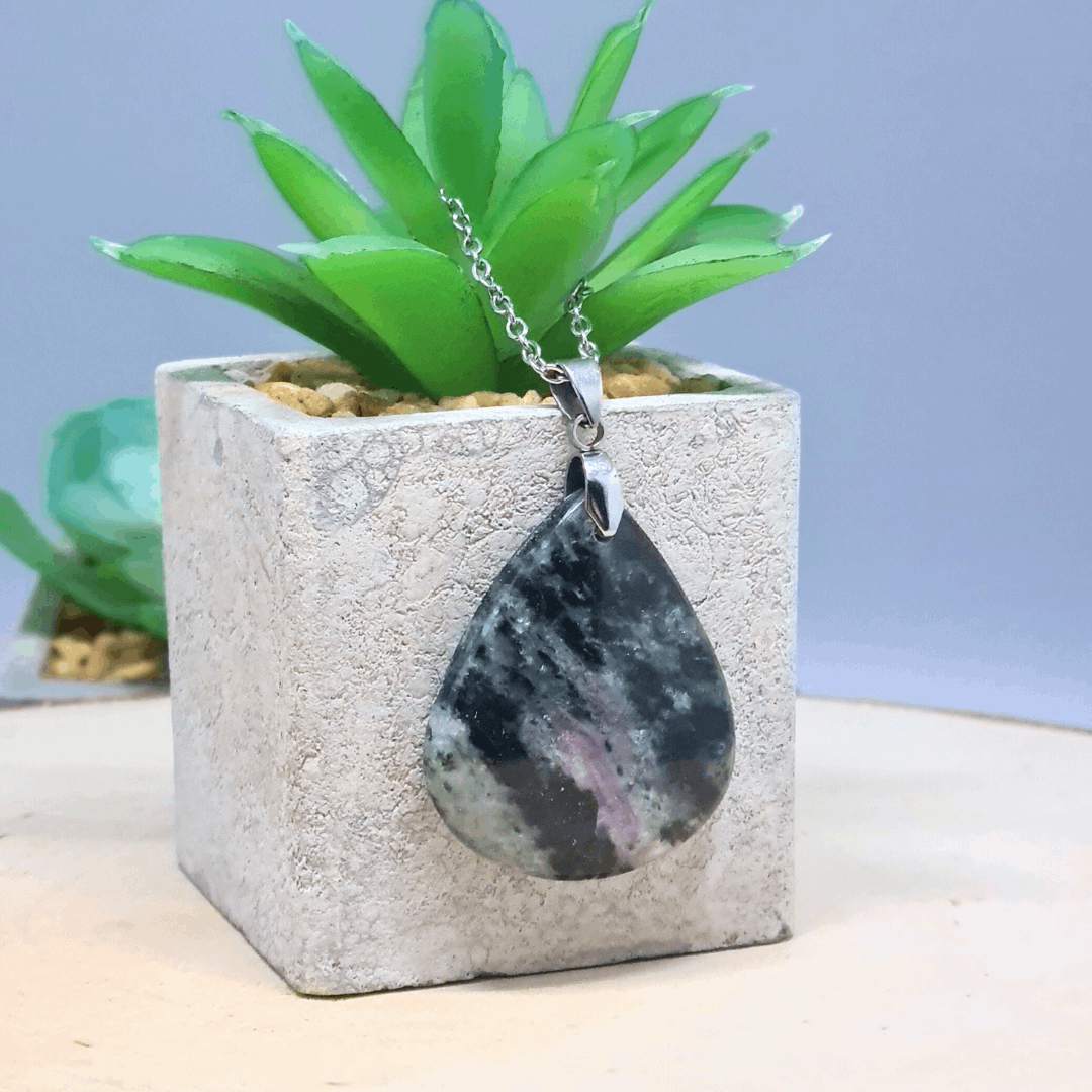 Pendentif en Actinolite et Rubis (PE2043)