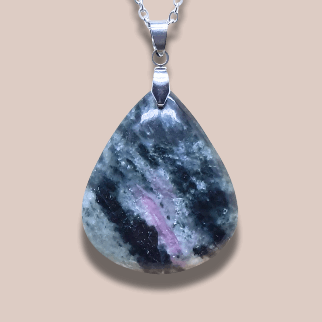 Pendentif en Actinolite et Rubis (PE2043)
