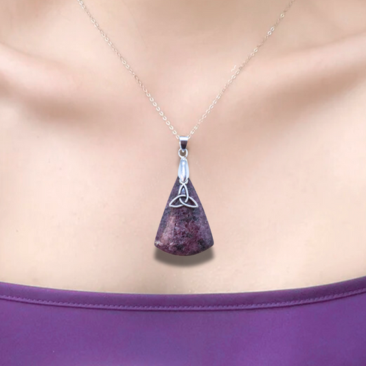 Pendentif en Grenatite et son Triquetra (PE1627-5)