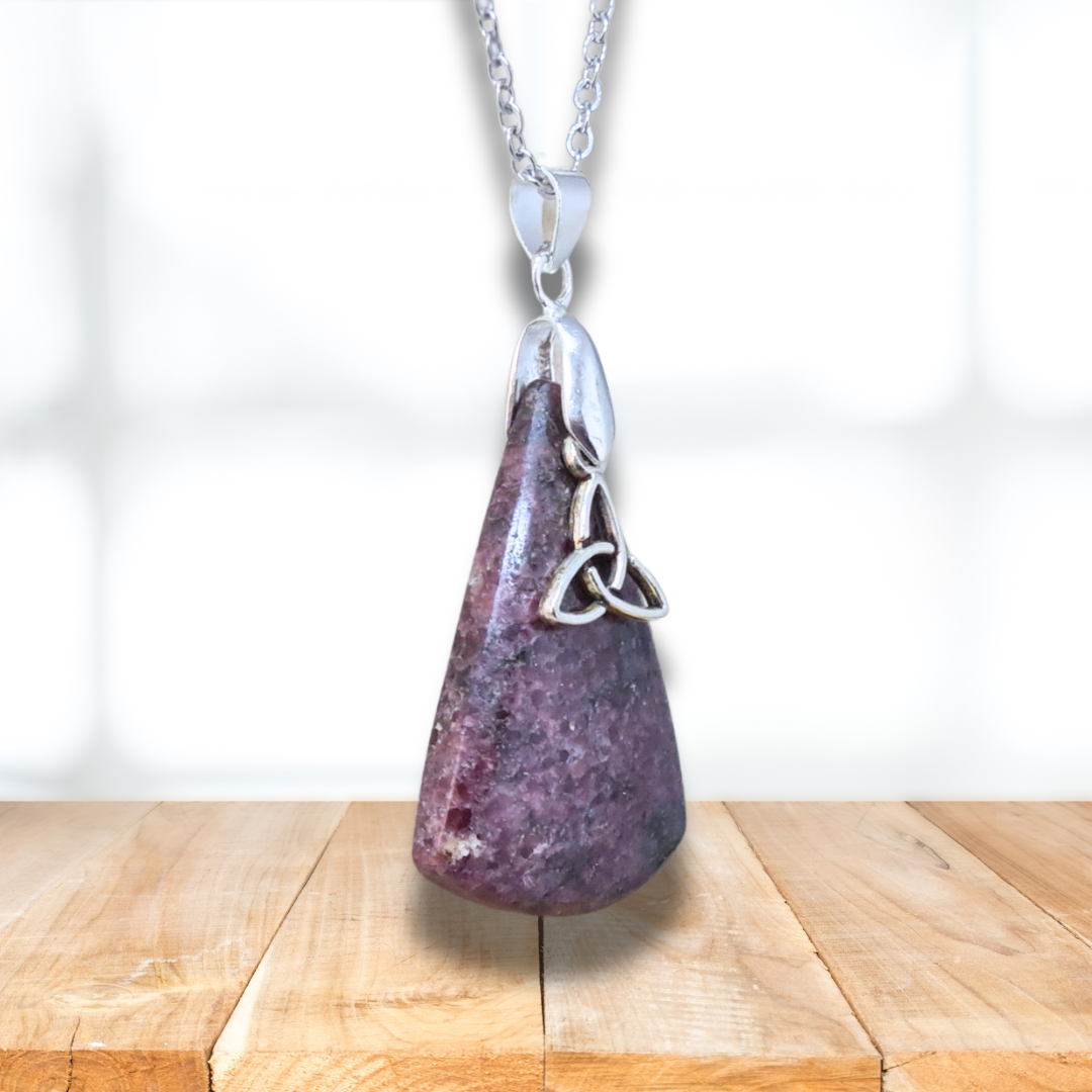 Pendentif en Grenatite et son Triquetra (PE1627-5)