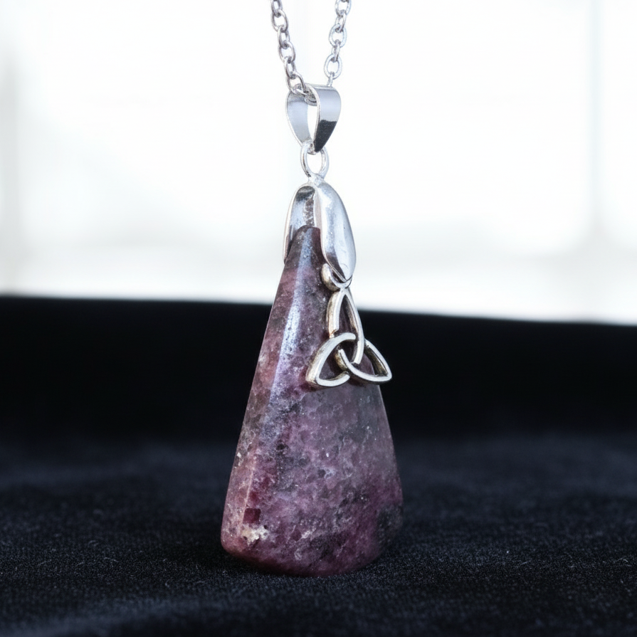 Pendentif en Grenatite et son Triquetra (PE1627-5)