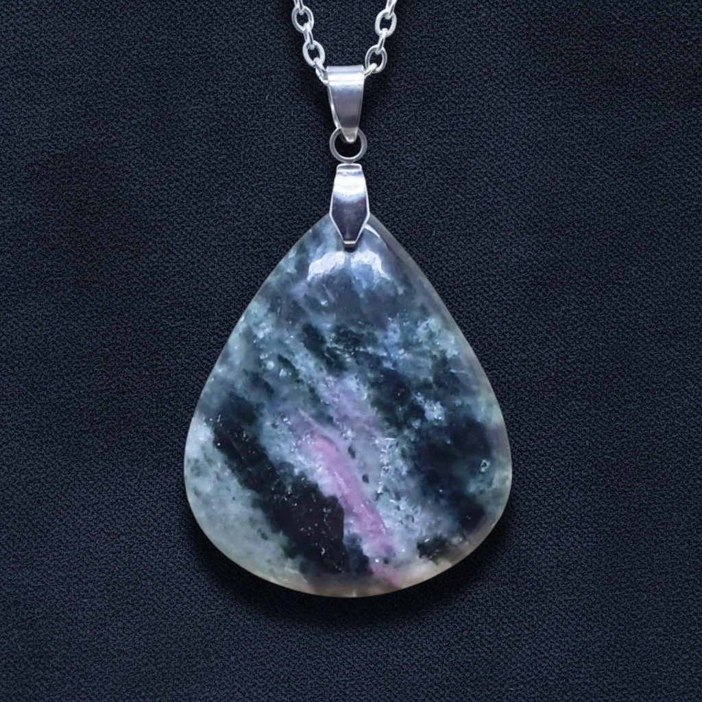 Pendentif en Actinolite et Rubis (PE2043) - ENAE Minéraux