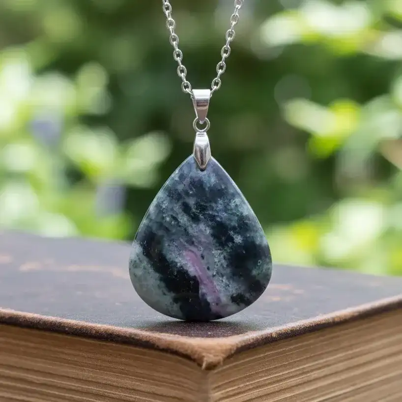 Pendentif en Actinolite et Rubis (PE2043)
