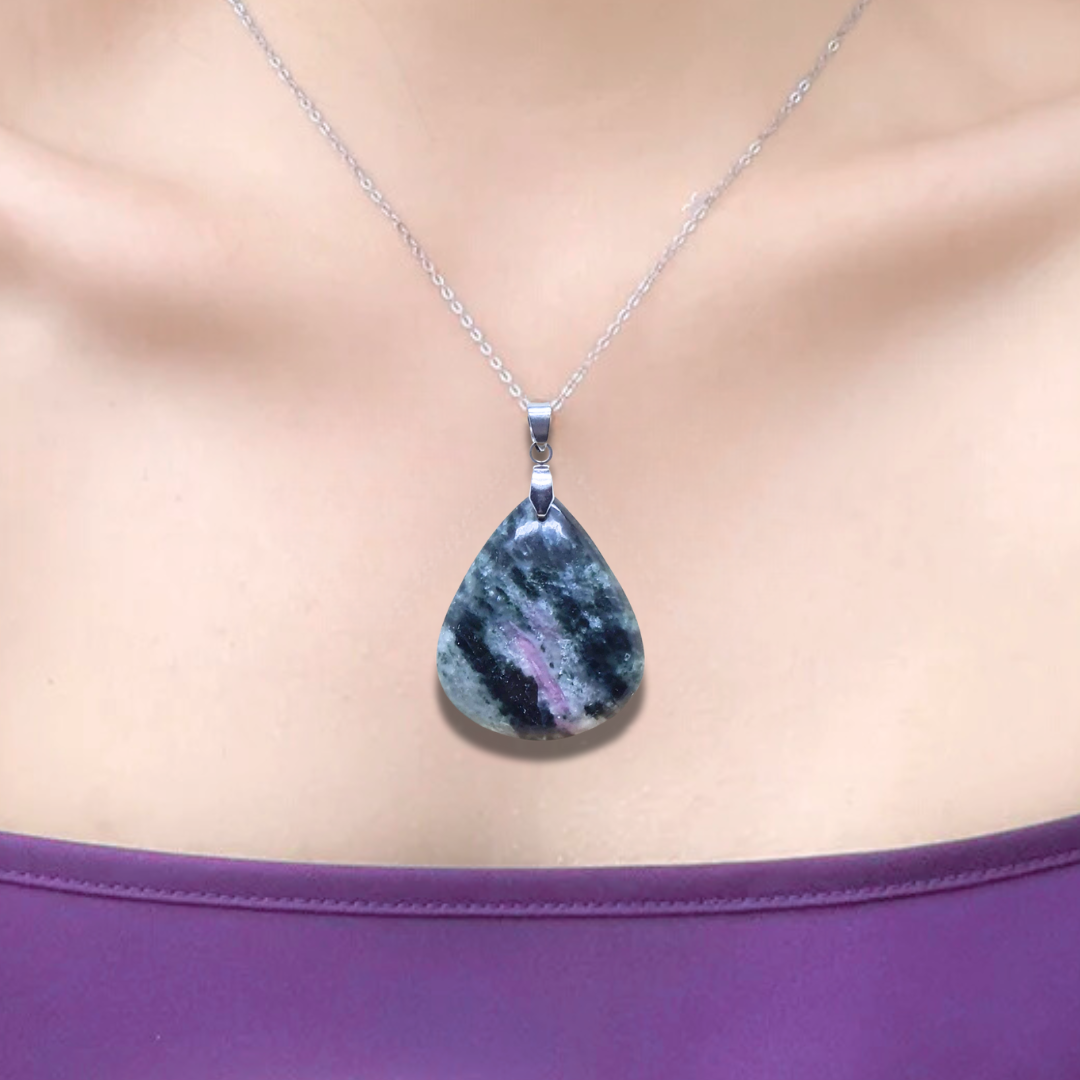 Pendentif en Actinolite et Rubis (PE2043) - ENAE Minéraux