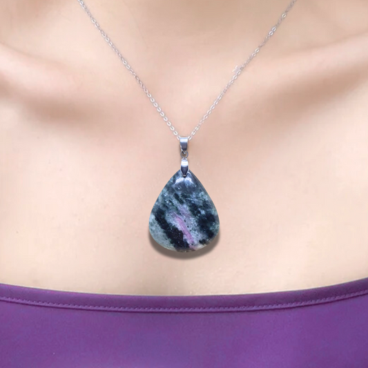 Pendentif en Actinolite et Rubis (PE2043) - ENAE Minéraux