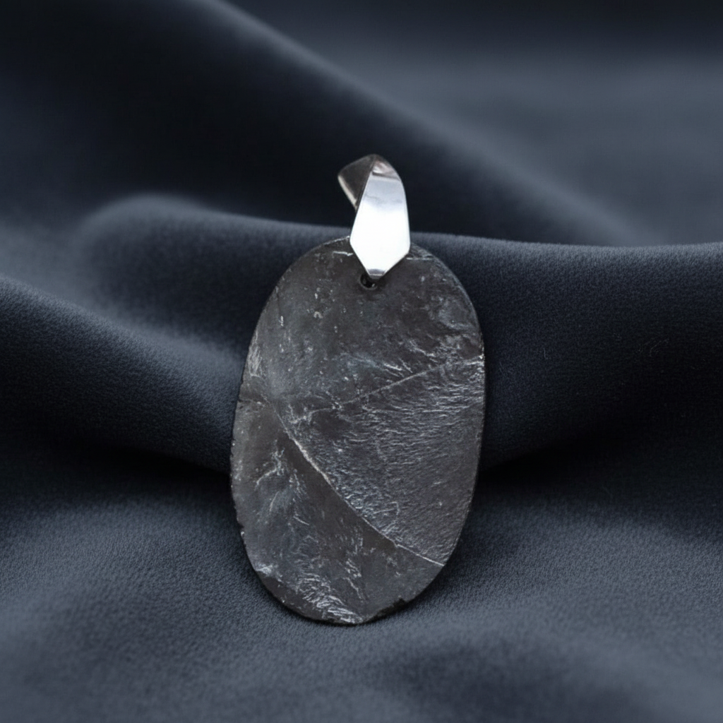 Pendentif en Pierre de Lave (Basalte) face brute (PE1473)