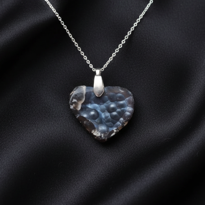 Pendentif cœur en Calcédoine bleue brute (PE1753)