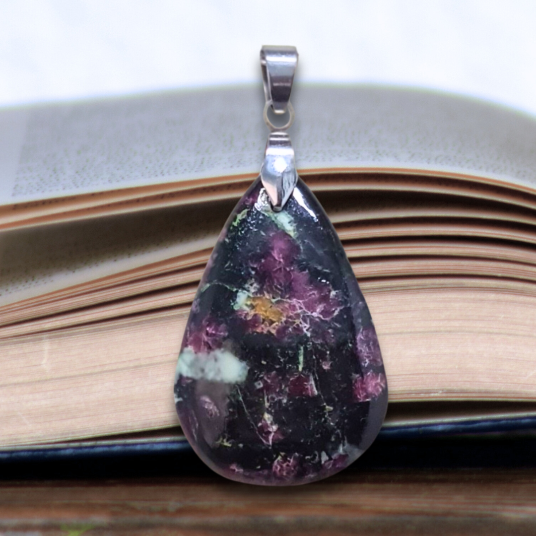 Pendentif en Eudialyte (PE1688)