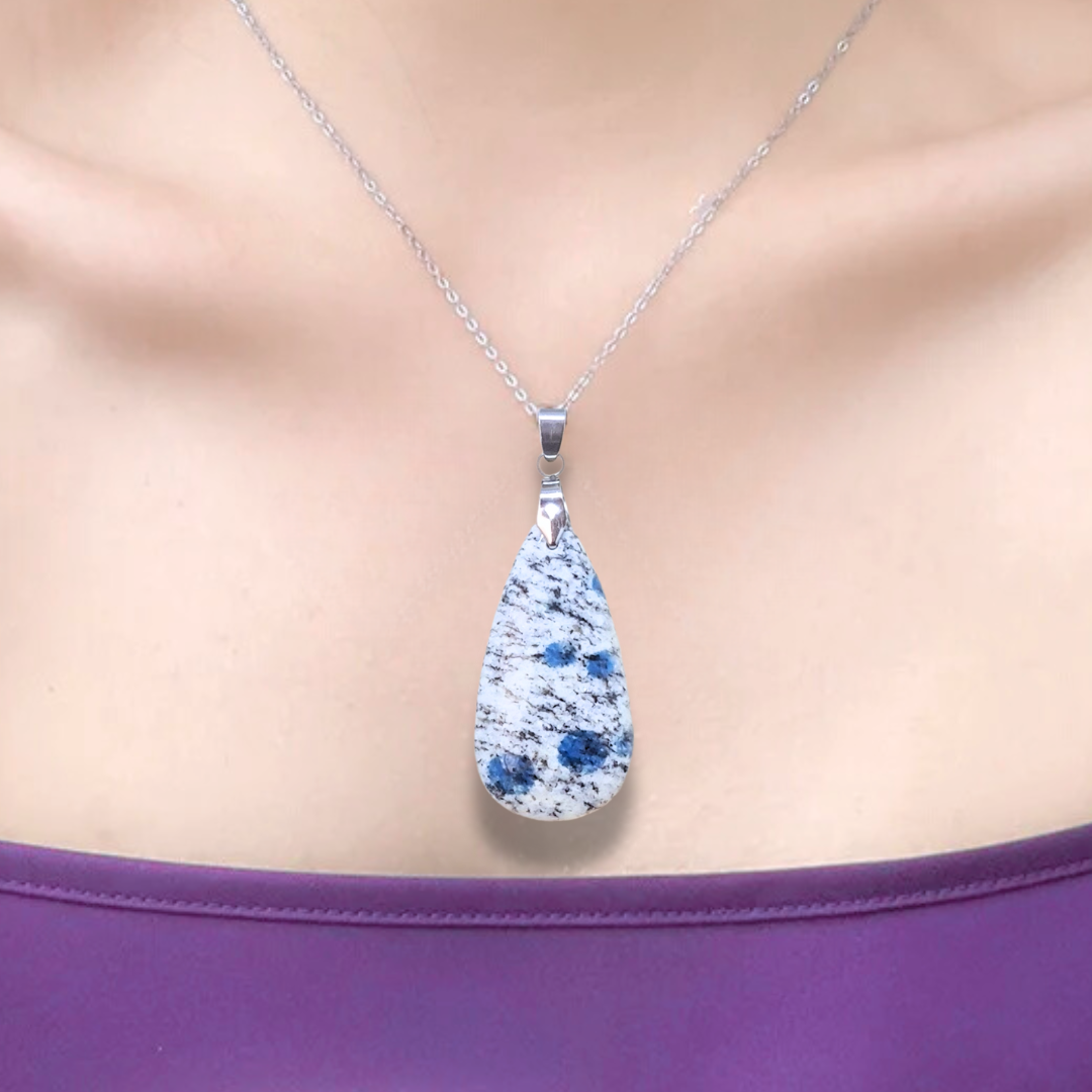 Pendentif en K2 (Granite et Azurite) (PE1781) - ENAE Minéraux