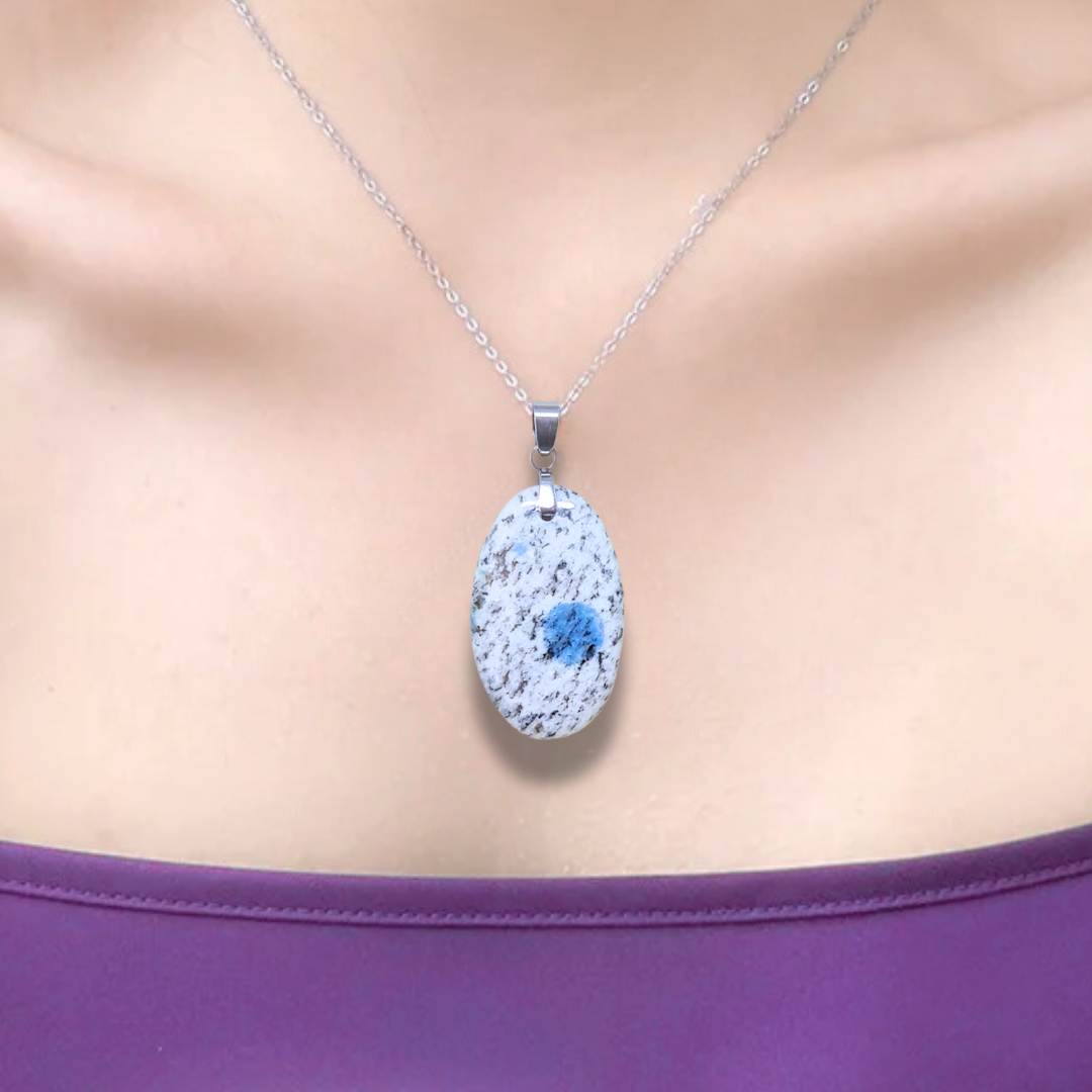 Pendentif en K2 (Granite et Azurite) (PE1782) - ENAE Minéraux