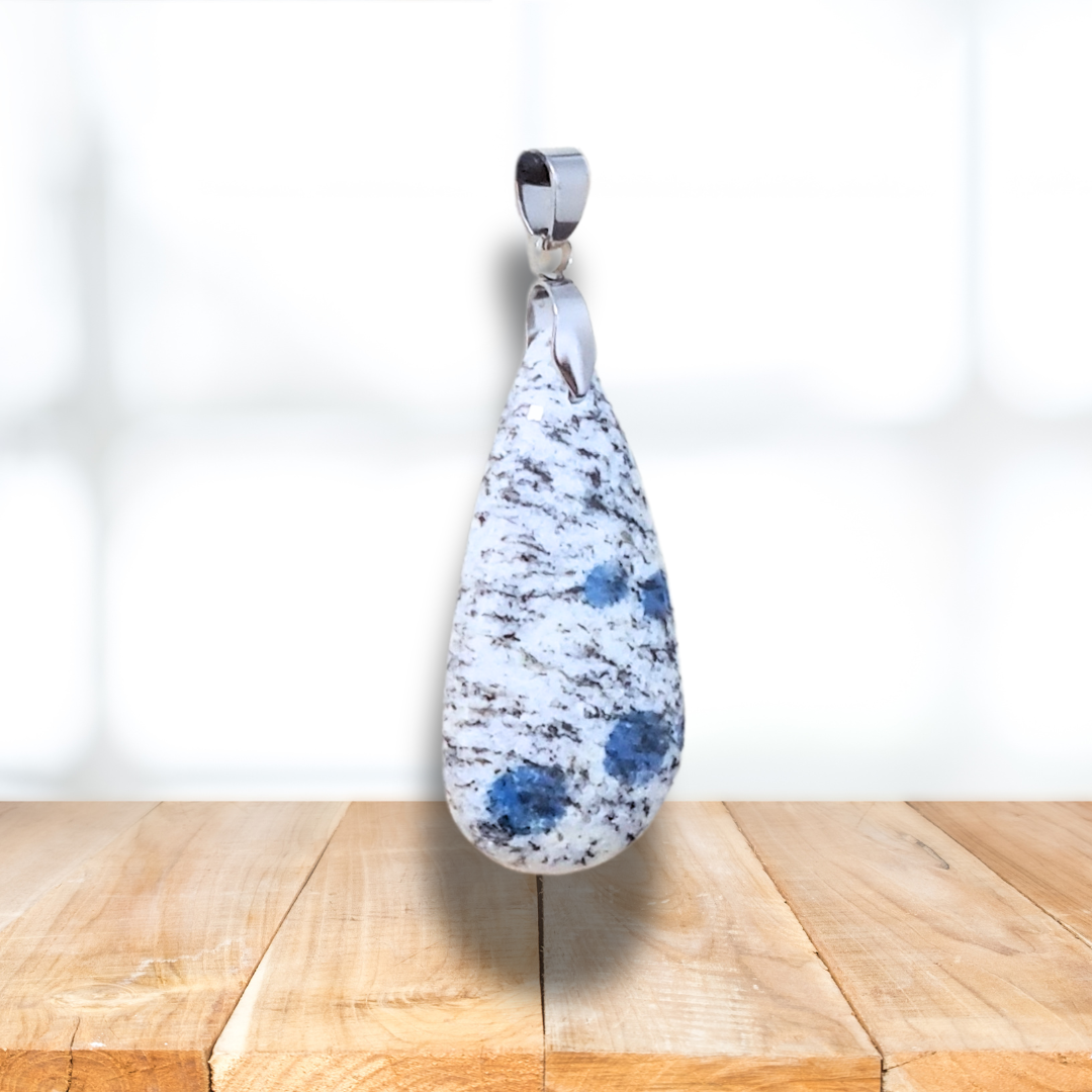 Pendentif en K2 (Granite et Azurite) (PE1781) - ENAE Minéraux