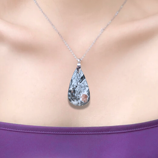 Pendentif en Hornblende avec Grenat (PE702) - ENAE Minéraux